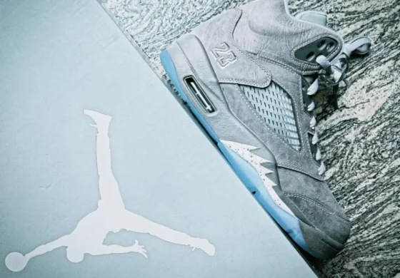 Vintage vs. Modern Replicas: Which One is Better for Collectors?